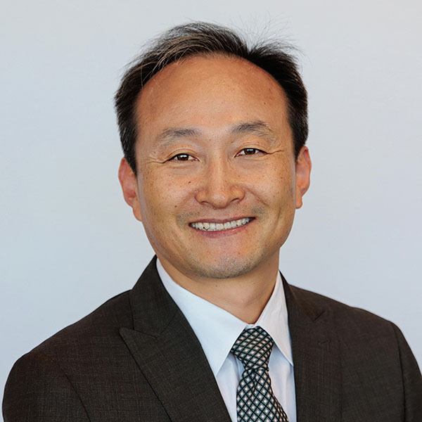 Kevin Park은 2025년 3월 이래 Essex Solutions의 북미 지역 품질 및 고객 관리 담당 부사장을 맡고 있습니다. 그 전에는 5년간 북미 지역 운영 부사장으로 근무했습니다. Sam Dong에서 수십 년 동안 구리 산업에 종사하며 총괄 매니저로서 구리 제조 및 자석 와이어 프로세스에 대한 기술적 전문성을 쌓아왔습니다. 군산대학교에서 재료공학을 전공했으며, HUNET에서 MBA 인증을 취득했습니다. 운영 관리와 기술 분야에 대해 폭넓은 경험을 갖추고 있으며, 이는 조직의 효율성과 혁신을 강화하는 데 크게 기여하고 있습니다.